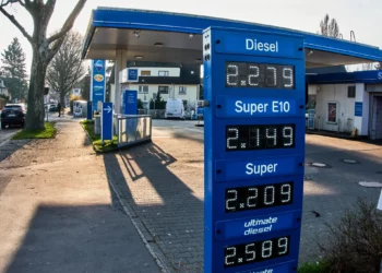 Los precios del combustible se muestran en una gasolinera de Fráncfort, Alemania, el 19 de marzo de 2026. (Foto AP/Michael Probst)