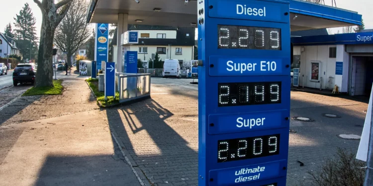 Los precios del combustible se muestran en una gasolinera de Fráncfort, Alemania, el 19 de marzo de 2026. (Foto AP/Michael Probst)