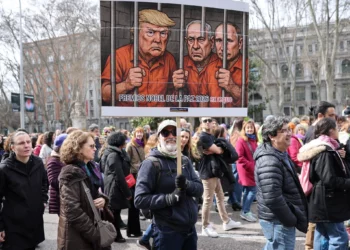 Miles marchan en España por el 8M contra la guerra en Irán