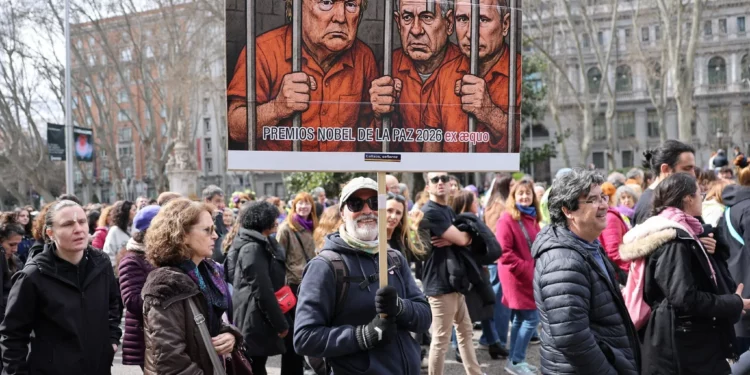 Miles marchan en España por el 8M contra la guerra en Irán
