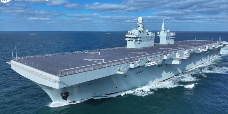 China lleva al mar de China Meridional su nuevo buque anfibio Tipo 076