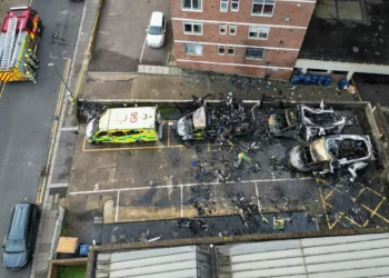 Acusan a tres hombres por incendiar ambulancias de la comunidad judía en Londres