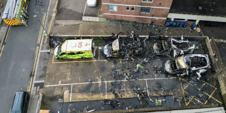 Acusan a tres hombres por incendiar ambulancias de la comunidad judía en Londres