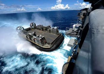 Irán afirma que atacó un buque de asalto anfibio de Estados Unidos