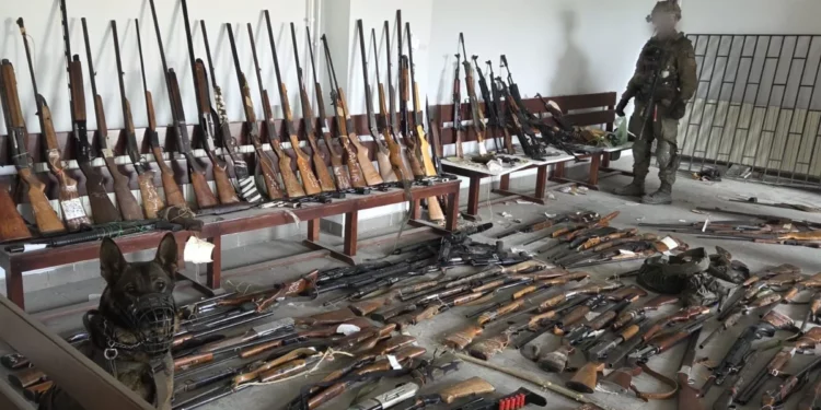 Israel halla más de 130 armas de Hezbolá en una escuela en el sur del Líbano