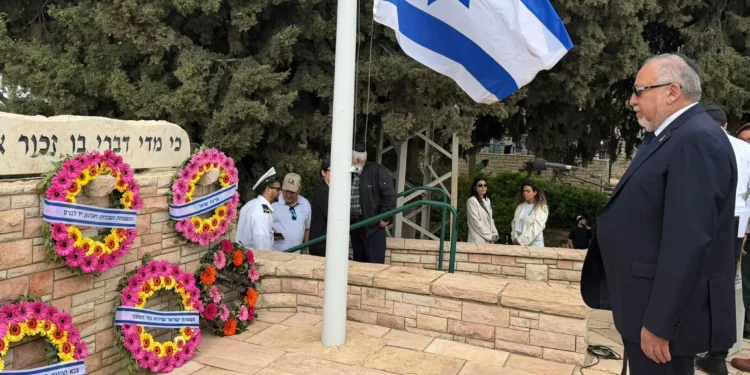 Liberman subraya “el deber de garantizar que los caídos no hayan muerto en vano”