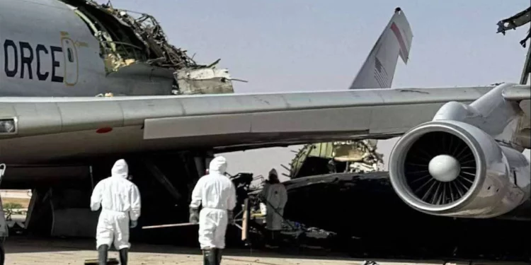 Esta imagen de origen no profesional, publicada en las redes sociales el 29 de marzo de 2026 y verificada por el equipo de la AFP, parece mostrar un avión del Sistema Aerotransportado de Alerta y Control (AWACS) de la Fuerza Aérea de los Estados Unidos, utilizado principalmente para el control del tráfico aéreo, tras el impacto de un proyectil en la base aérea Príncipe Sultán, en Arabia Saudí. (Imagen de origen no profesional / AFP)