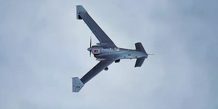 Baykar prueba al K2 con vuelo autónomo de enjambre asistido por IA