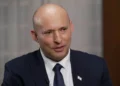 Bennett promete despedir funcionarios políticos si regresa al poder