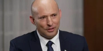 Bennett promete despedir funcionarios políticos si regresa al poder