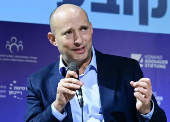 El exprimer ministro Naftali Bennett anunció los dos primeros nombres de la lista de su partido para las próximas elecciones