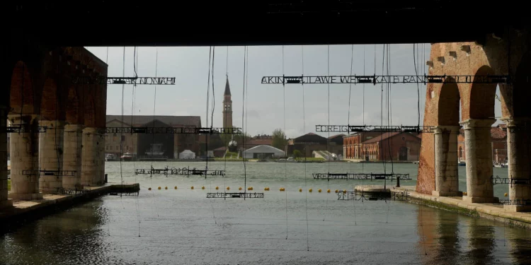 Una vista exterior del Arsenale durante la 60.ª Exposición Internacional de Arte de la Bienal de Venecia, en Venecia, Italia, el 16 de abril de 2024. (AP Photo/Luca Bruno)