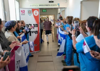 Soldado israelí herido en el Líbano recibe el alta en el hospital Rambam