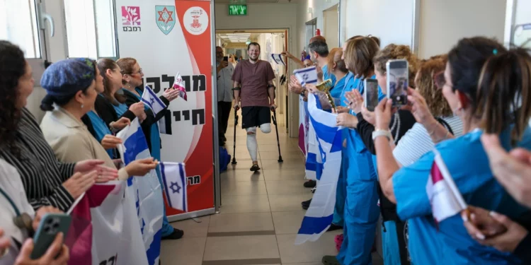 Soldado israelí herido en el Líbano recibe el alta en el hospital Rambam