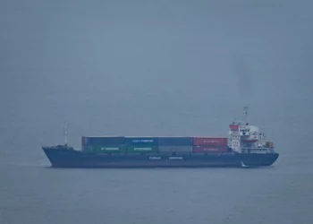 Dos buques que usaban puertos iraníes cruzaron el estrecho de Ormuz