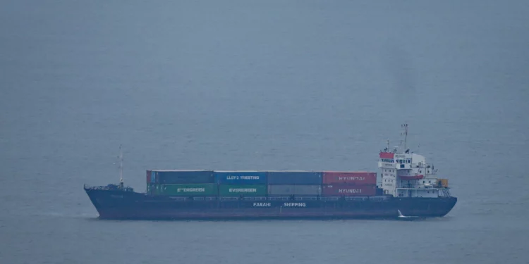 Dos buques que usaban puertos iraníes cruzaron el estrecho de Ormuz