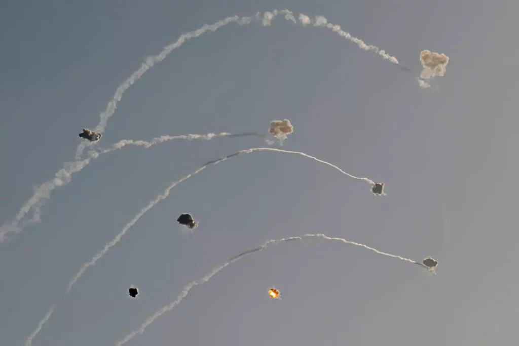 Hezbolá reanuda sus ataques al norte de Israel tras más de 12 horas