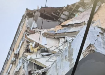 Buscan a una persona bajo un edificio parcialmente colapsado en Tel Aviv