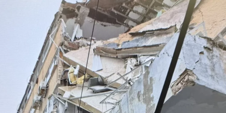 Buscan a una persona bajo un edificio parcialmente colapsado en Tel Aviv