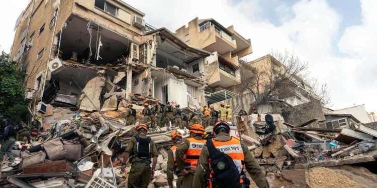 Cuatro cadáveres entre los escombros de edificio de Haifa alcanzado por misil iraní
