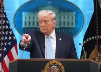 Trump da plazo final a Irán hasta mañana para reabrir Ormuz