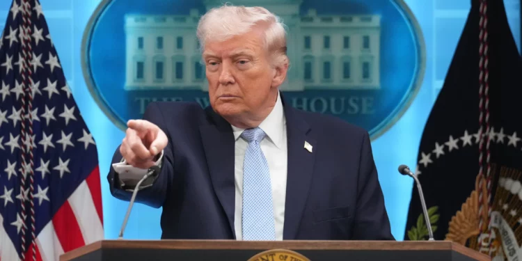 Trump da plazo final a Irán hasta mañana para reabrir Ormuz