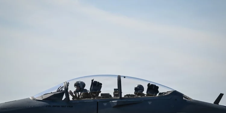 Trump afirma que Irán derribó el F-15 con un misil portable