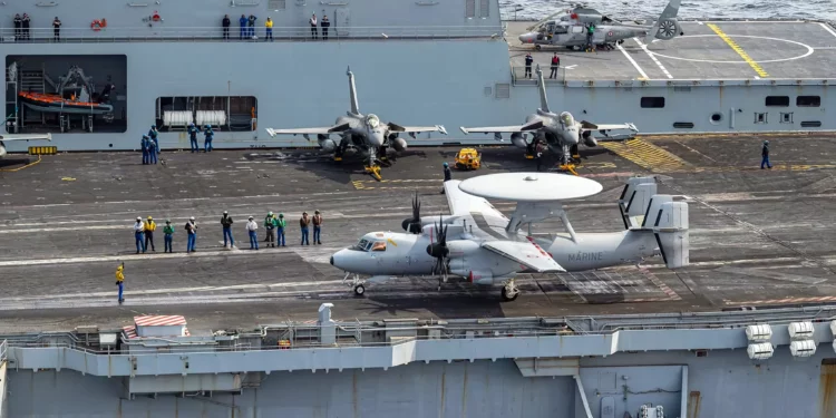 Francia lanza un E-2C Hawkeye desde el Charles de Gaulle
