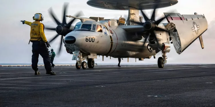 El E-2D Hawkeye sostiene la ofensiva aérea de EE. UU. sobre Irán