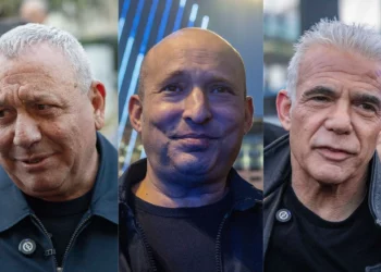 Bennett, Eisenkot y Lapid negocian fusionar sus partidos en un frente opositor