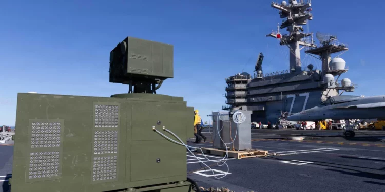 El USS George H.W. Bush equipado con un láser antidrones