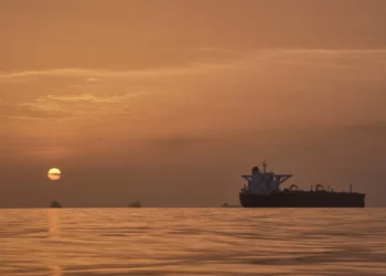 Irán amplía el cierre de Ormuz y amenaza con atacar buques