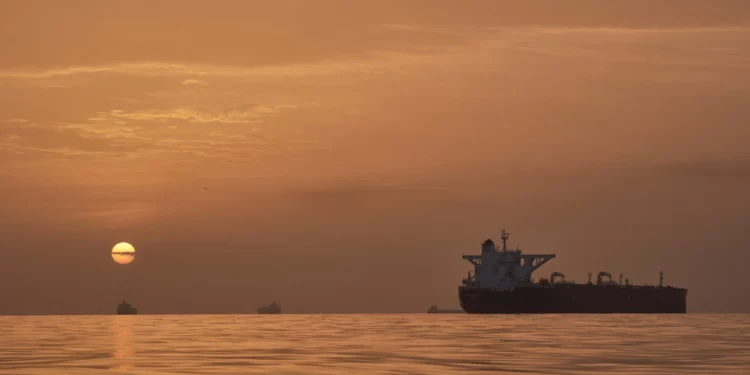 Irán amplía el cierre de Ormuz y amenaza con atacar buques