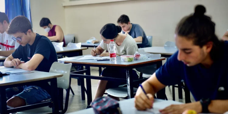 Solo el 22% de alumnos israelíes de 9.º grado aprobó el examen de inglés