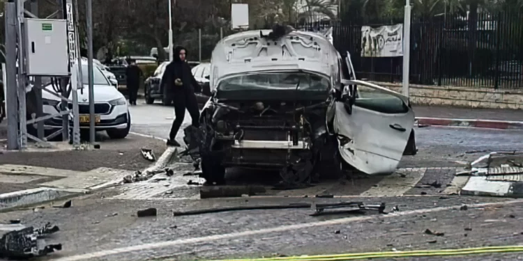 Un conductor queda grave tras la explosión de su auto en Tira