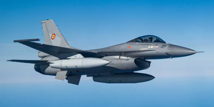 Cazas F-16 rumanos interceptan su primer avión ruso en el Báltico