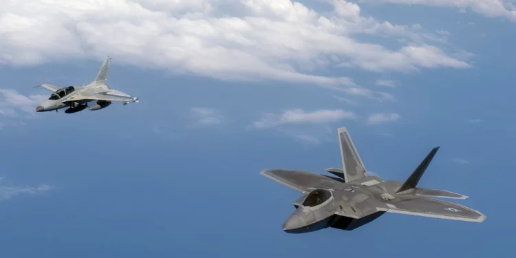 F-22 Raptor y FA-50PH filipinos se preparan para la guerra