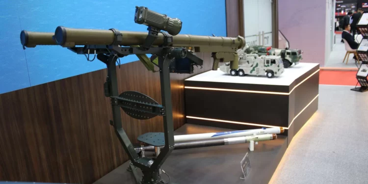 China presenta un lanzador doble FN-16 para defensa antiaérea cercana