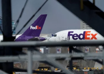 Grupo judío antisionista presenta denuncia por “genocidio” contra FedEx por envíos a Israel