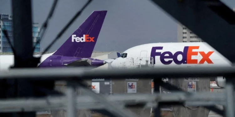 Grupo judío antisionista presenta denuncia por “genocidio” contra FedEx por envíos a Israel