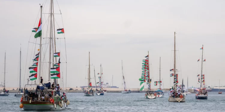 Una flotilla de más de 70 barcos zarpa desde Barcelona hacia Gaza