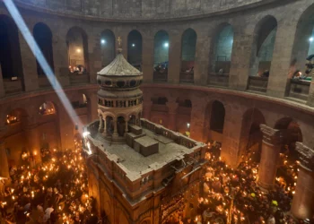 Miles de peregrinos cristianos por la ceremonia del Fuego Sagrado en Jerusalén