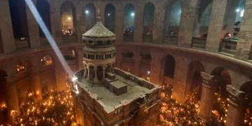 Miles de peregrinos cristianos por la ceremonia del Fuego Sagrado en Jerusalén