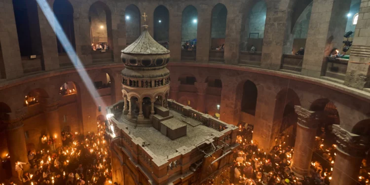 Miles de peregrinos cristianos por la ceremonia del Fuego Sagrado en Jerusalén