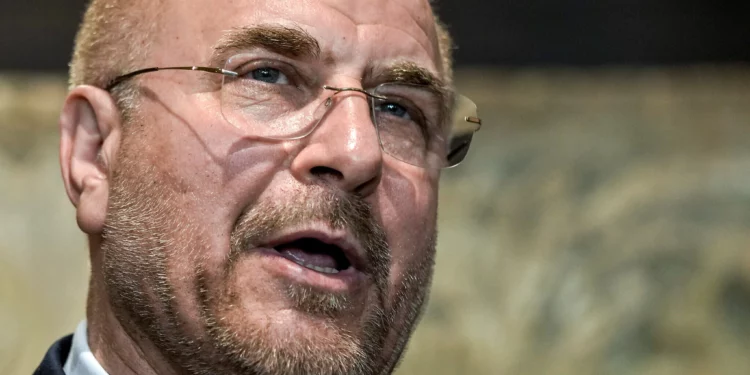 El principal negociador de Irán critica a Trump por imponer un bloqueo naval