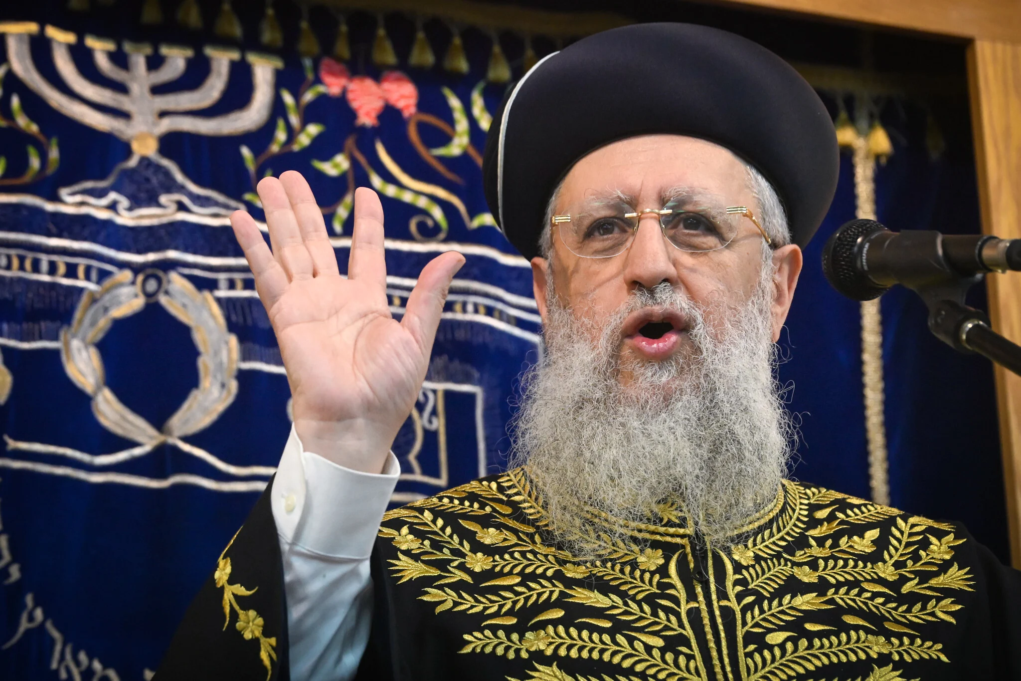 El rabino Eyal Zionov debe dejar de vestirse como gran rabino
