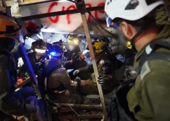 Buscan a tres desaparecidos tras un impacto de misil iraní en Haifa