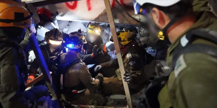 Buscan a tres desaparecidos tras un impacto de misil iraní en Haifa