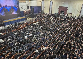 Más de mil haredíes participan en Bnei Brak en un acto pese a las restricciones