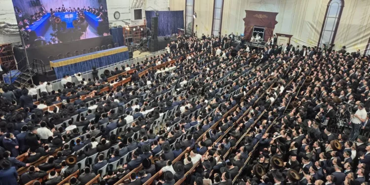 Más de mil haredíes participan en Bnei Brak en un acto pese a las restricciones